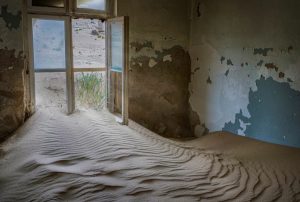 من همان خانه‌ی متروکم…